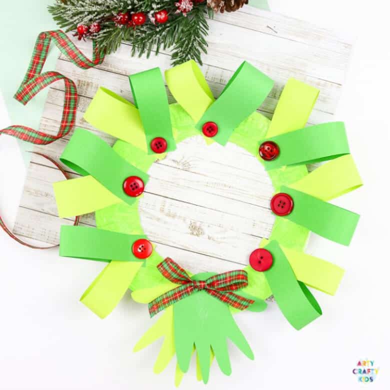 nopin="nopin" paper plate handprint Christmas wreath in green shades, for kids craft ideas