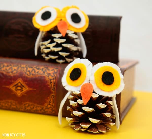 nopin="nopin" owls made with pine cones for winter play