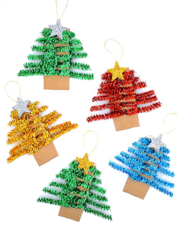 nopin="nopin" Small Christmas tree ornaments shaped like a tree made with pipe cleaner
