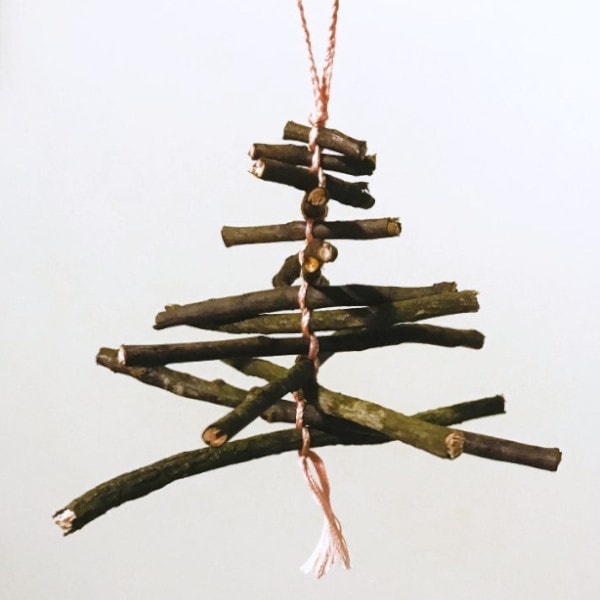 nopin="nopin" Christmas ornament made of twigs and yarn
